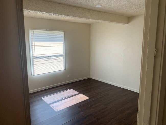 Building Photo - AVAILABLE NOW!!! Cozy 3/1/1/ in Arlington