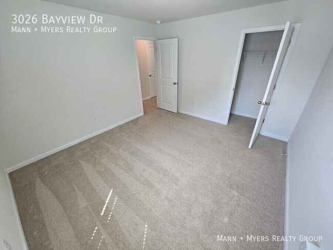Building Photo - 3026 Bayview Dr
