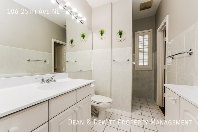 Building Photo - 106 25th Ave NE