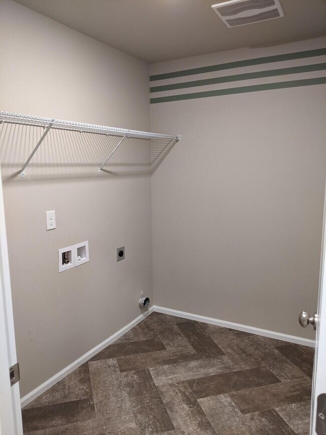 Building Photo - 4/2.5 Townhouse for rent in DuPont!