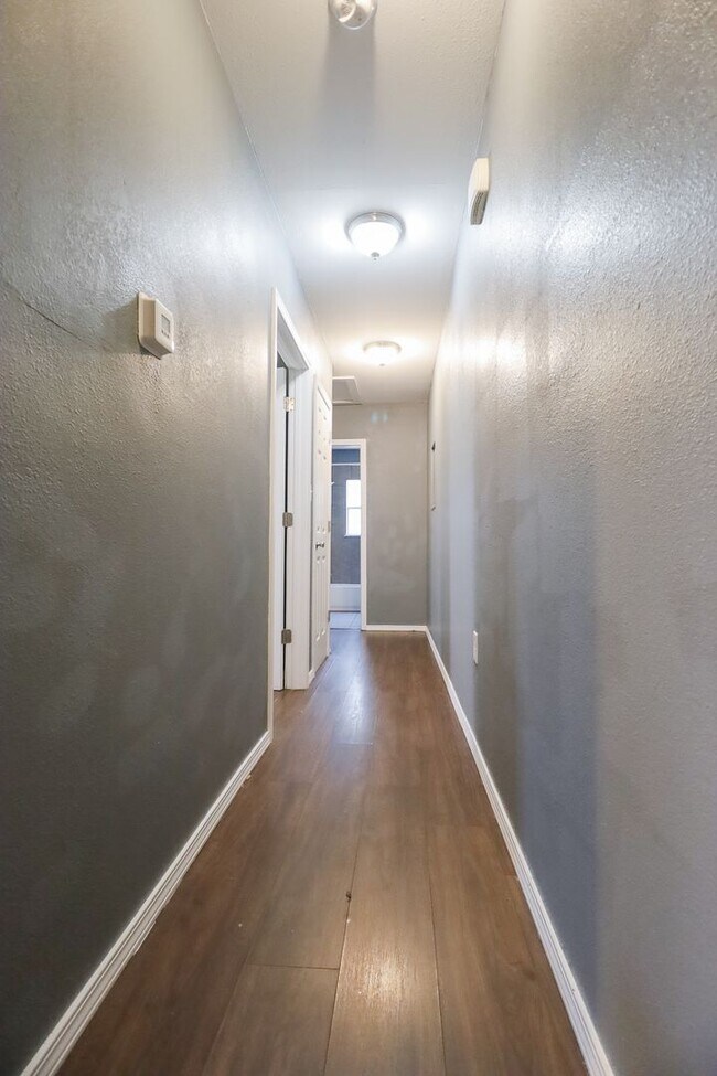 Building Photo - 353 S Zunis Ave