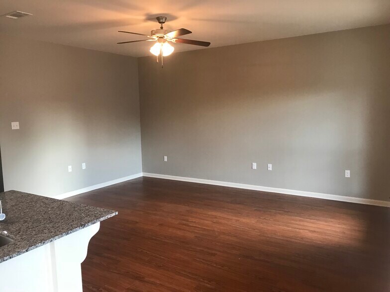 Building Photo - 36034 Cheray Dr