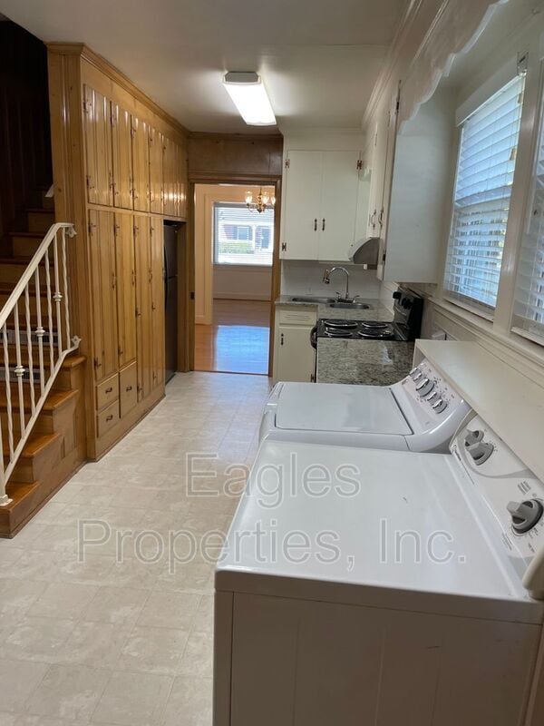 Building Photo - 300 S Andrews Ave