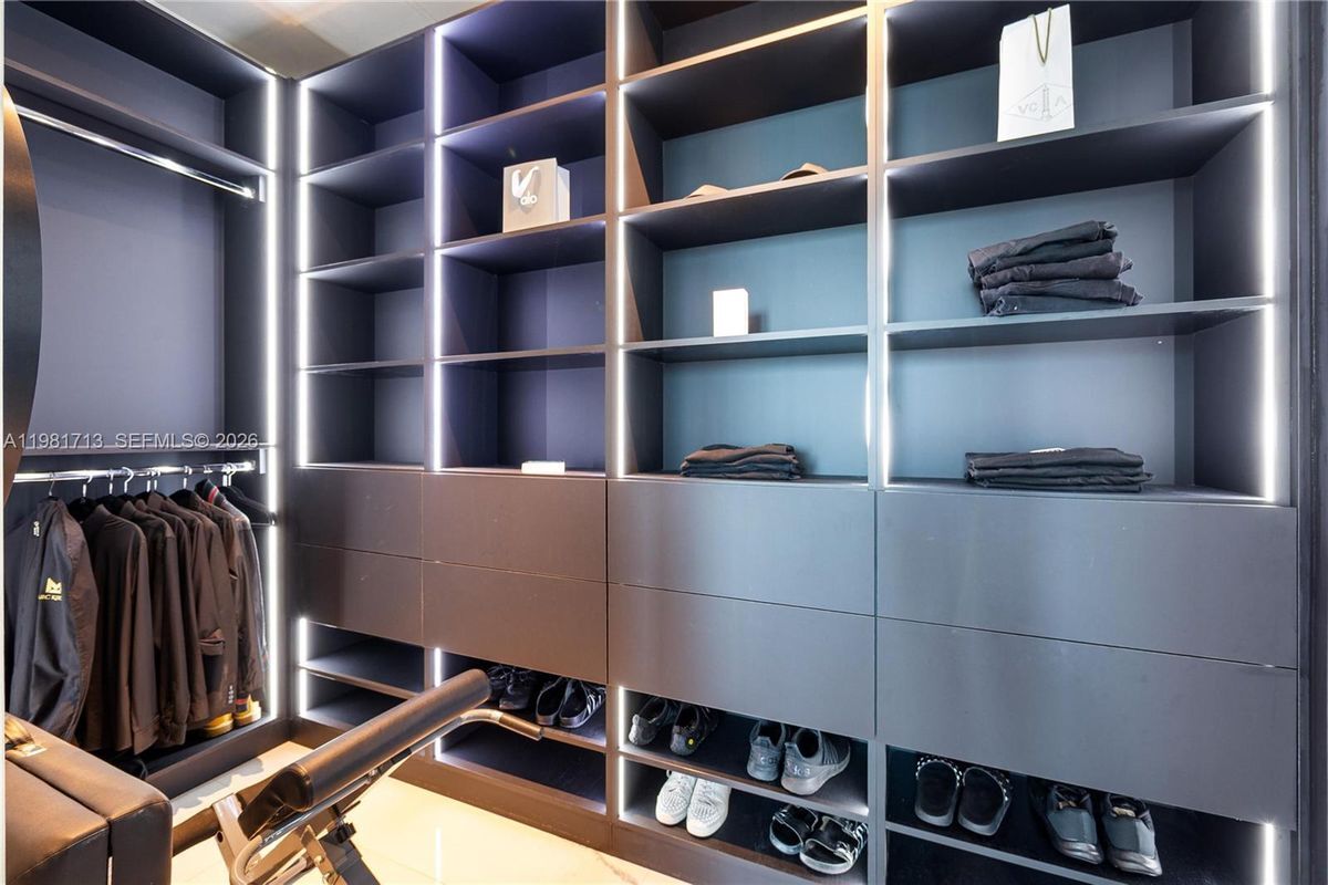 Building Photo - 650 NE 32nd St