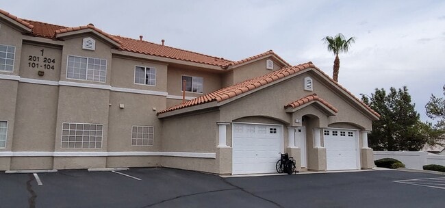 Primary Photo - Beautiful Condo in Gated Community with Pool & Spa!