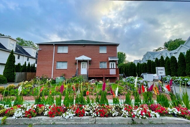 Primary Photo - 31 Glenwood Ave