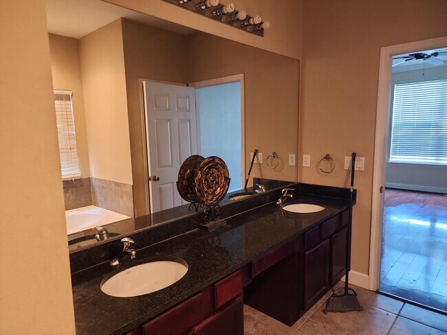 Building Photo - 2472 Lantana Ln