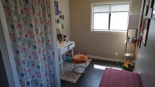 Building Photo - Charming 4 Bed, 2.5 Bath House Half Block ...