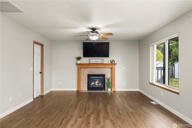 Building Photo - Enjoy this 3 bedroom, 2.5 bath home in the gated community of Stonerise