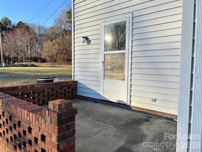 Building Photo - 1732 Lenora Cir