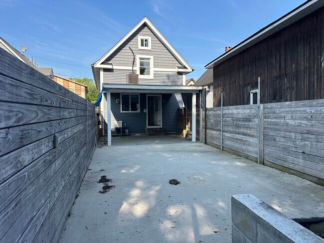 Building Photo - 8 Barnum Ct