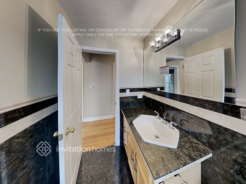 Building Photo - 2332 Leyden Ave