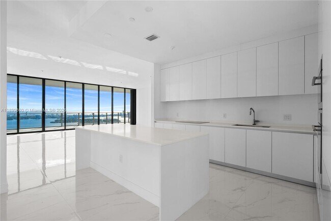 Building Photo - 700 NE 24th St