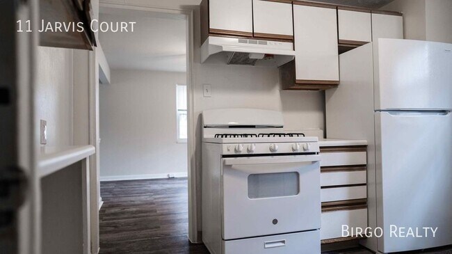 Building Photo - Move in special! First month free rent!