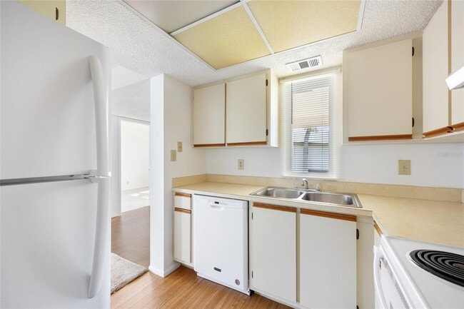 Building Photo - 19505 Quesada Ave