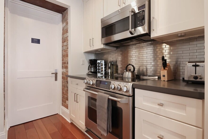 Building Photo - 822 Perdido St