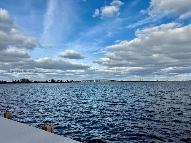 Building Photo - 555 NE 30th St