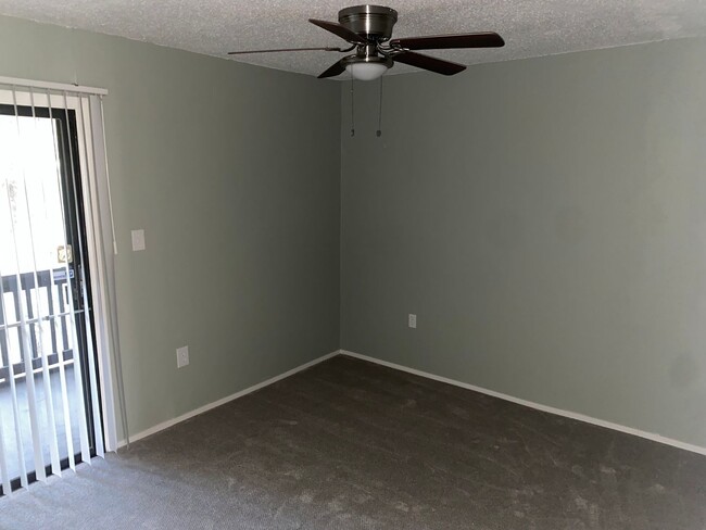 Building Photo - Location, location, location! 876 SF Unit-...