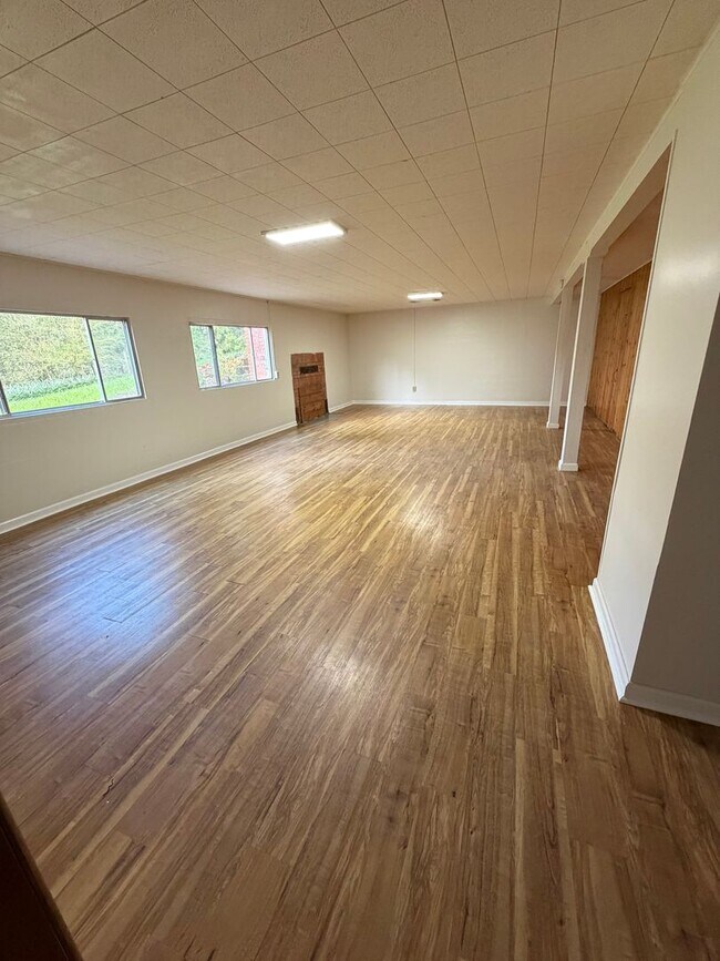 Building Photo - Large home on rural property in Carlton
