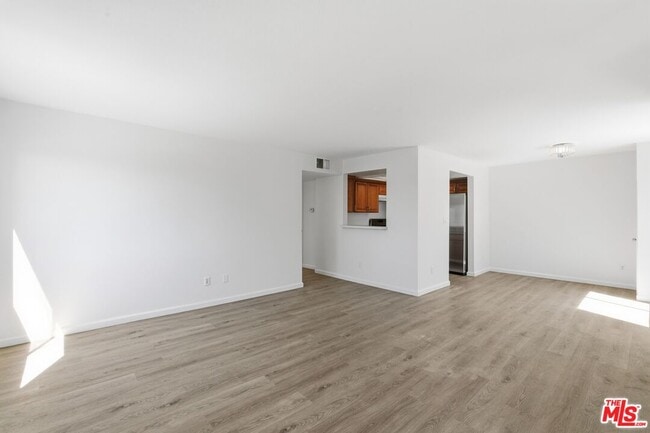 Building Photo - 1002 N Edgemont St