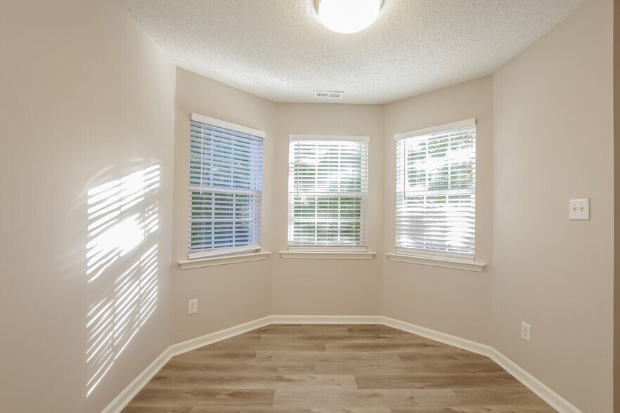 Building Photo - 4020 River Falls Dr