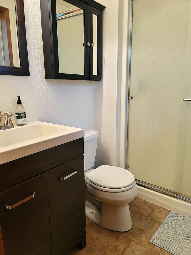 Building Photo - 3 bedroom home in great Keyport location!