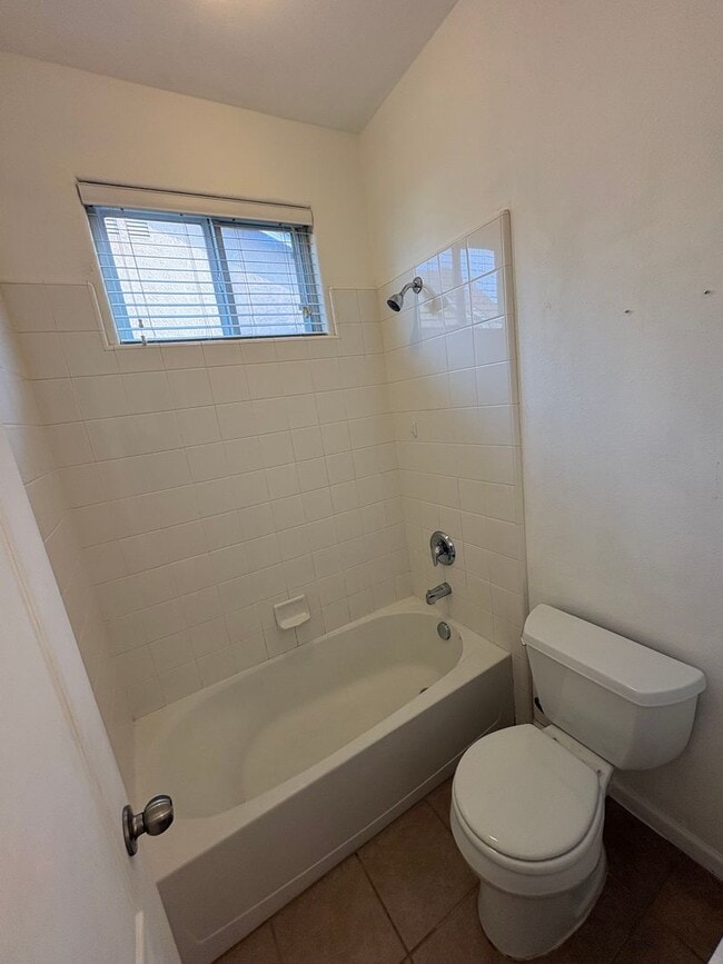 Building Photo - Spacious Tulare Home Available Now!