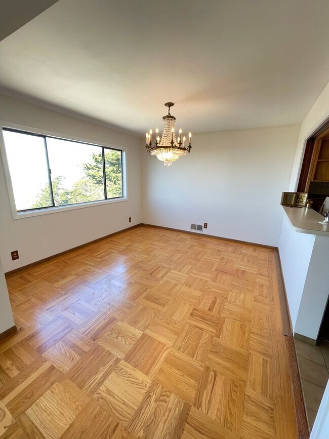 Building Photo - Beautiful Golden Gate Heights 5 Bed/3.5 Bath Home w/Amazing Views