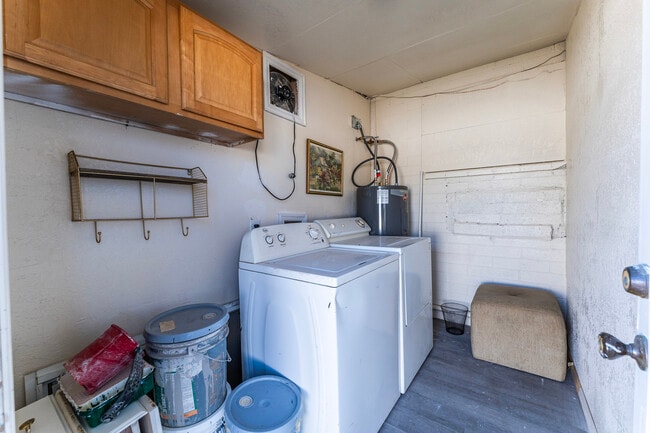 Building Photo - 2614 W Greenway Rd