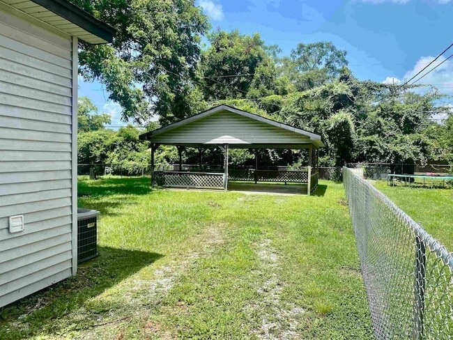 Building Photo - 1113 Railroad St