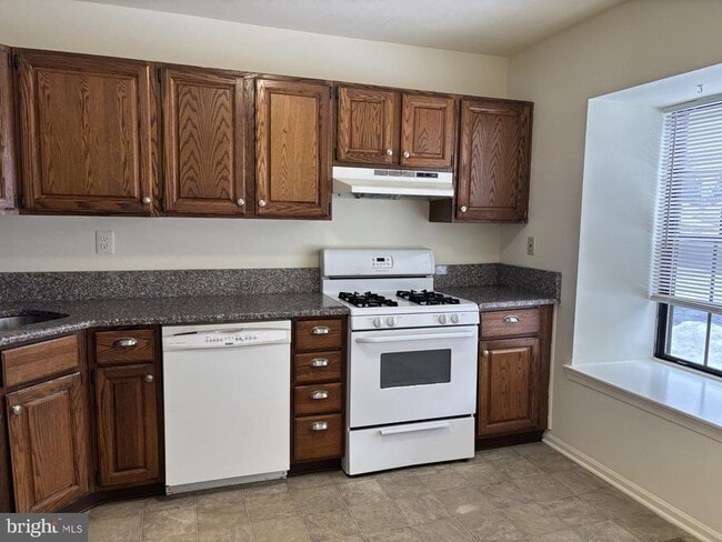 Building Photo - 2028 Yorktown N