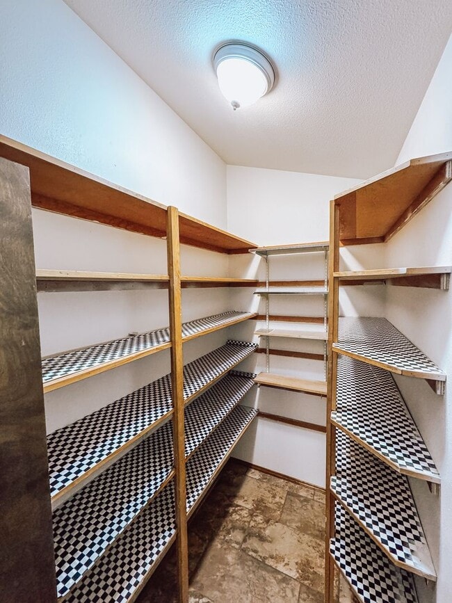 Building Photo - Elaborate 4 Bedroom 3 Bathroom Retreat in ...