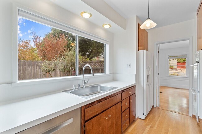 Building Photo - Upper Dimond/Lincoln Highlands Wonderful Craftsman Home!