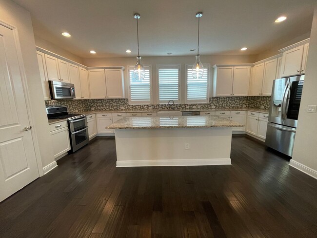 Building Photo - Large 3 Bed 3.5 Bath 2 Car Garage Townhous...