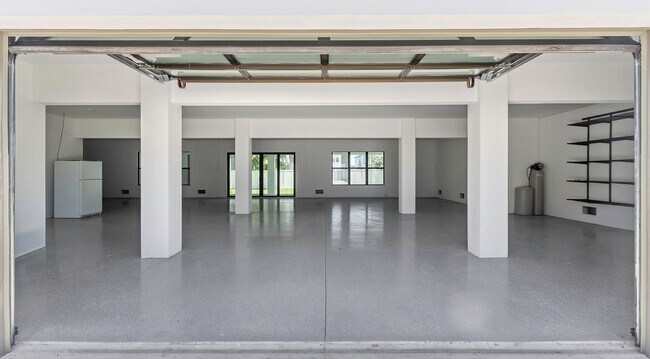 Building Photo - Stunning Custom Built Residence in the Exc...