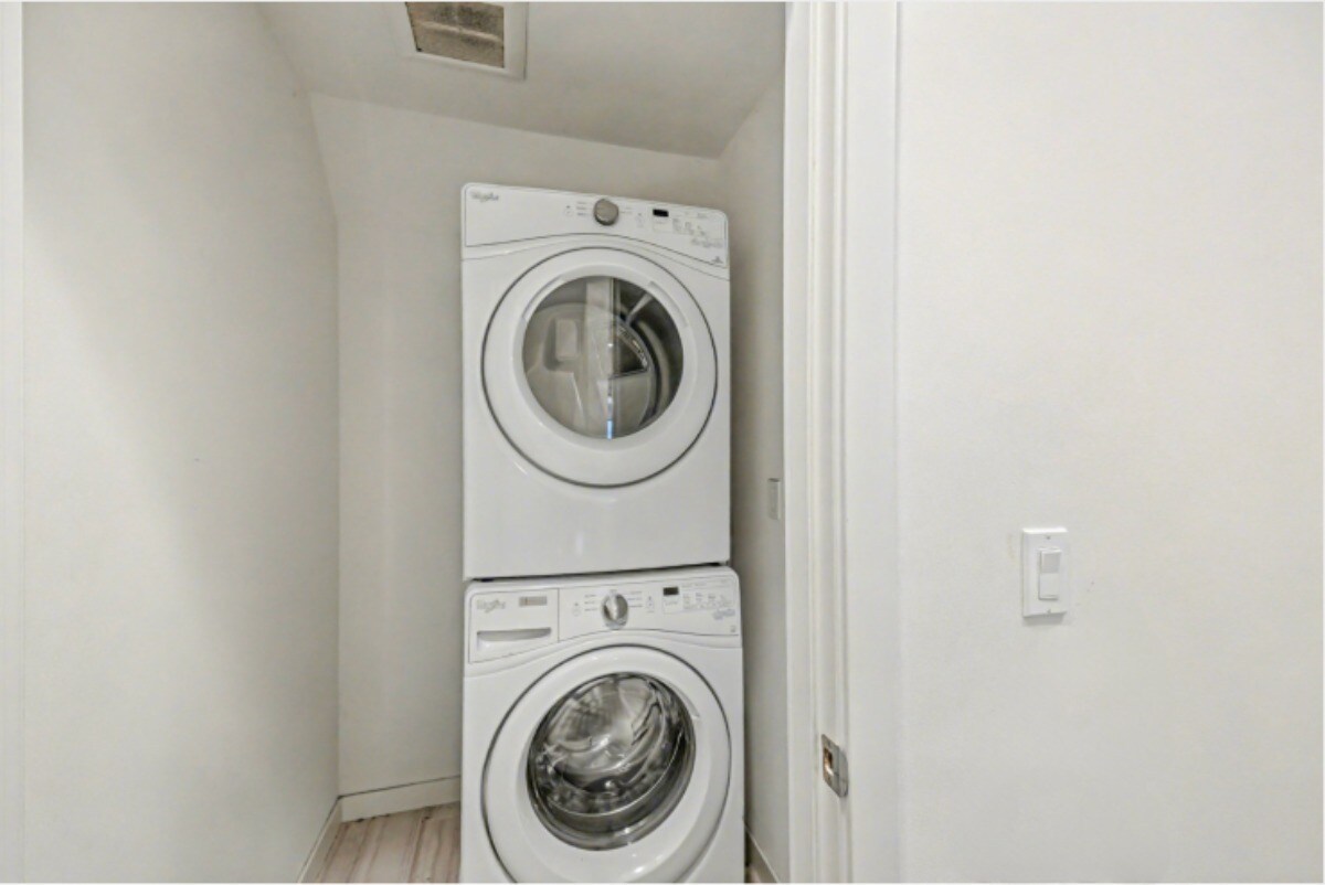 Building Photo - 2405 S Holgate St