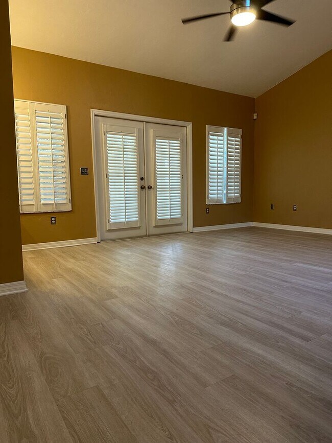 Building Photo - Capri Comfort with Style & Space – NW Gainesville