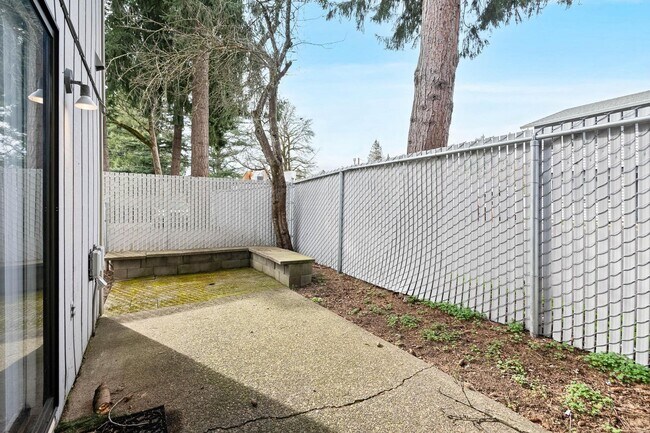 Building Photo - Clean, inviting 2-bdrm/1.5 bath unit in Milwaukie. Private patio, designated parking