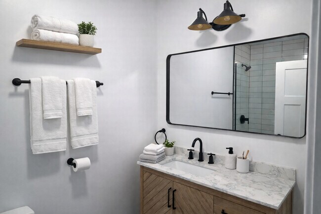 Building Photo - 6649 S Woodlawn Ave