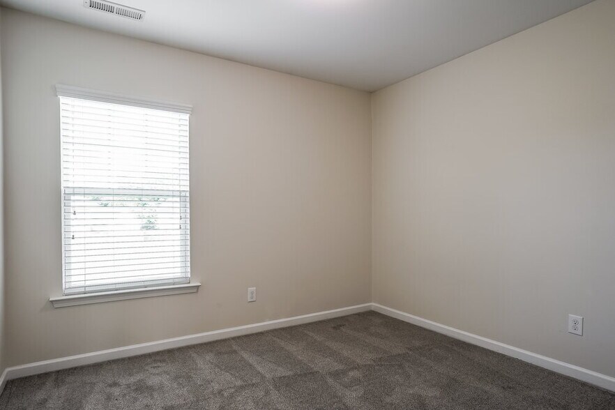 Building Photo - 645 Smith Ridge Way