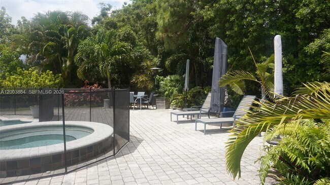 Building Photo - 853 NE 37th St