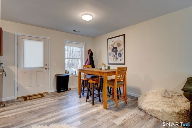 Building Photo - 15 Hillyndale Rd