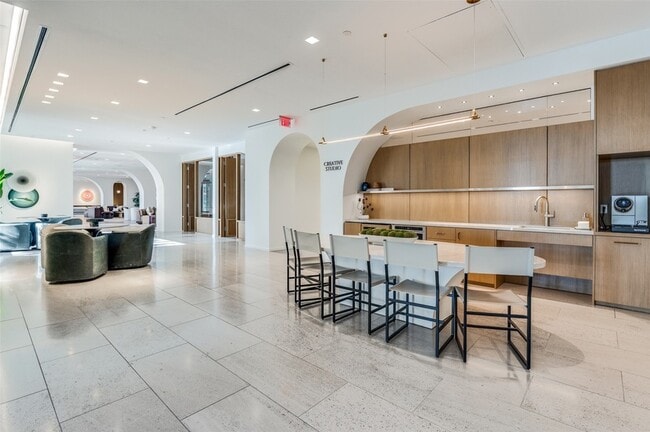 Building Photo - 3003 Maple Ave