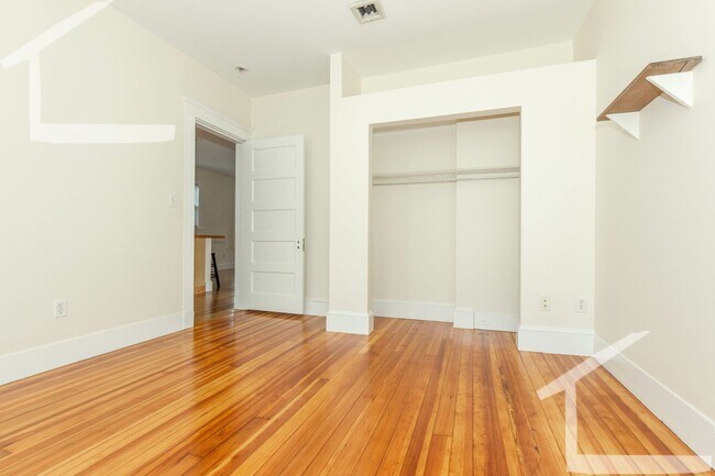 Building Photo - No Brokers Fee, Pets Friendly, Eat-in Kitchen, Big Bedrooms, Laundry on a Site