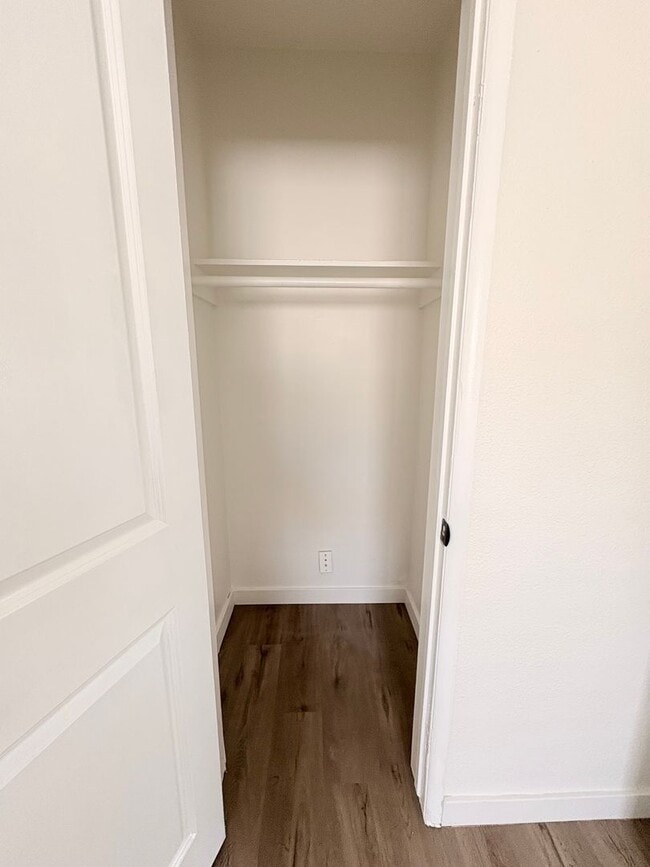 Building Photo - Gorgeous Remodeled 4 bedrooms 2 Bathroom.