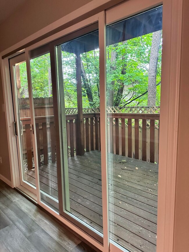 Building Photo - PRICE REDUCED! 3 bedroom, 2.5 bath Townhou...