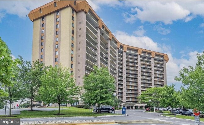 Building Photo - 20926 Valley Forge Cir