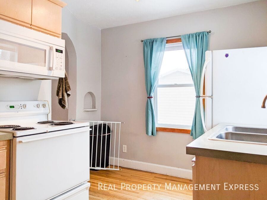 Building Photo - 3 Bed House w/ Fenced-In Yard