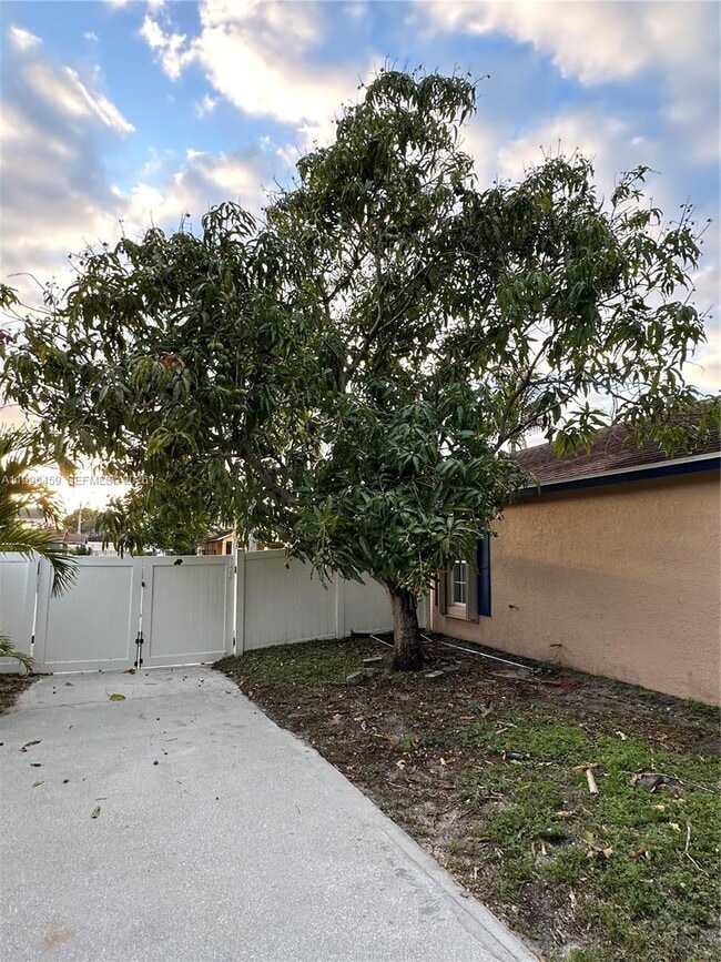 Building Photo - 1139 Freshwater Lakes Dr