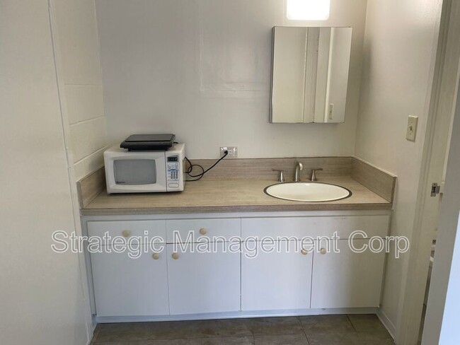 Building Photo - 1301 Lusitana St